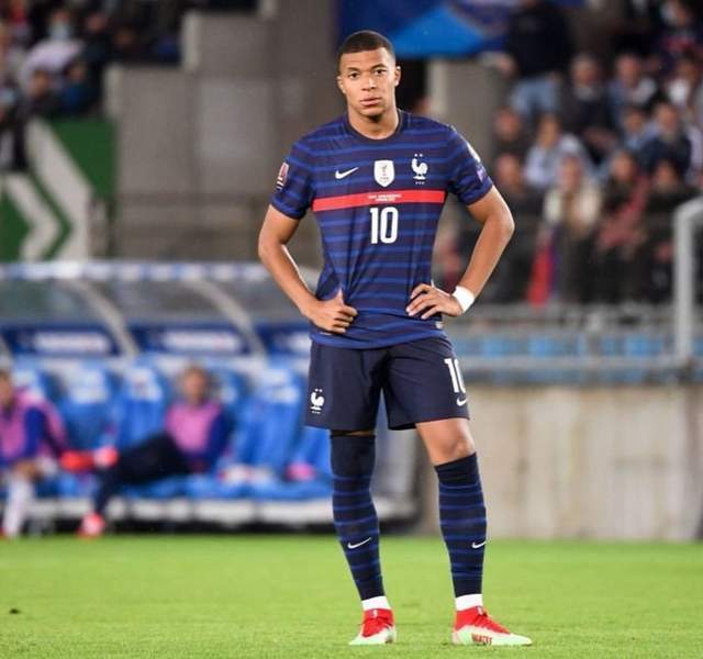 包含阿扎伦卡在法国队比赛中出色防守，关键助攻引发热议！的词条